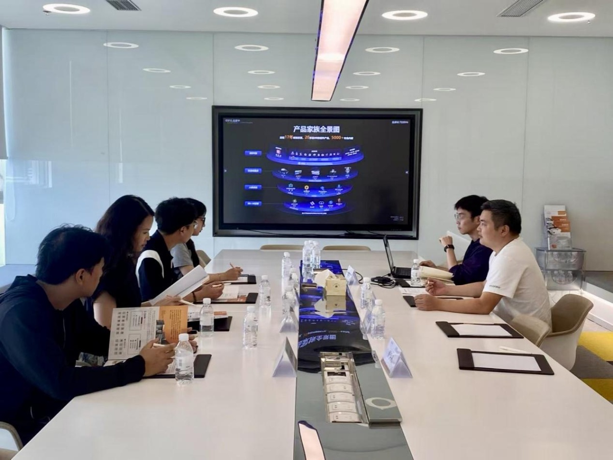 校企攜手探XR前沿，共繪創(chuàng)意設計新藍圖——創(chuàng)意設計學院赴上海曼恒數(shù)字技術股份調(diào)研交流紀實